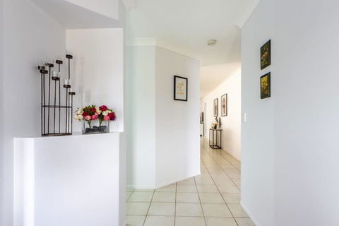 Large Executive And Family Home - Flinders View - ACT Tourism 3