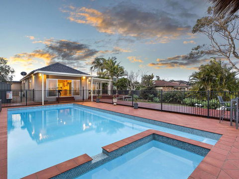 Lavish Lakefront Pool House - ACT Tourism 0