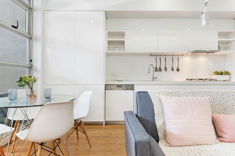 Light-Filled Beachside Apartment In Trendy Area - ACT Tourism 3