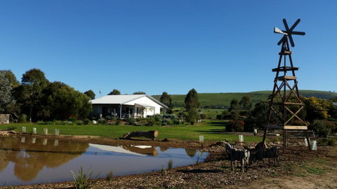 Linger Longer Cottages - ACT Tourism 0