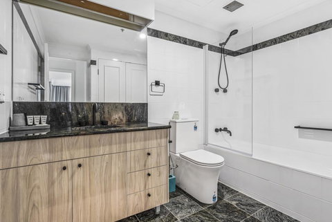 Luxurious Harbour View Apartment Steps From City - ACT Tourism 3
