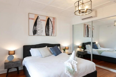 Luxurious Heritage Home With Harbour Bridge Views - ACT Tourism 3