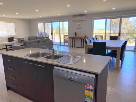 Luxury 3BR Home With KING Bed Metung - ACT Tourism 2