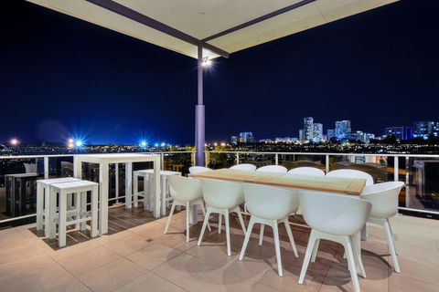 Luxury Darwin City Lights Jacuzzi Central Location Large House New Furnishings - ACT Tourism 0