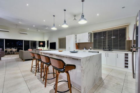 Luxury Darwin City Lights Jacuzzi Central Location Large House New Furnishings - ACT Tourism 2