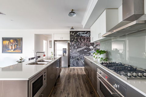 Luxury Escape In Ocean Grove - ACT Tourism 1