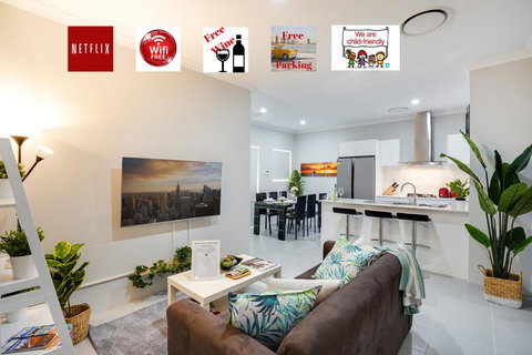 LUXURY HOUSE 10 MIN FROM BEACH WIFI+NETFLIX SLEEP 9 - ACT Tourism 0