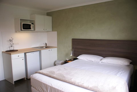 Mackay Motor Inn - ACT Tourism 0