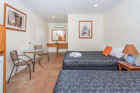 Mackay Rose Motel - ACT Tourism 2