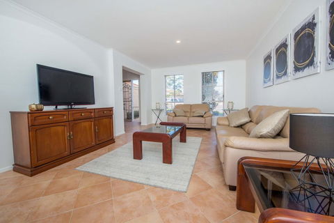 Mariner Beach House - Salamander Bay - ACT Tourism 1