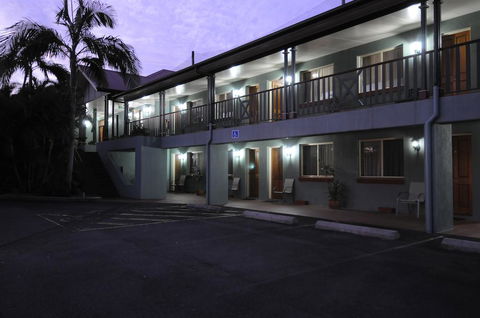 McNevins Logan Park Motel - ACT Tourism 1