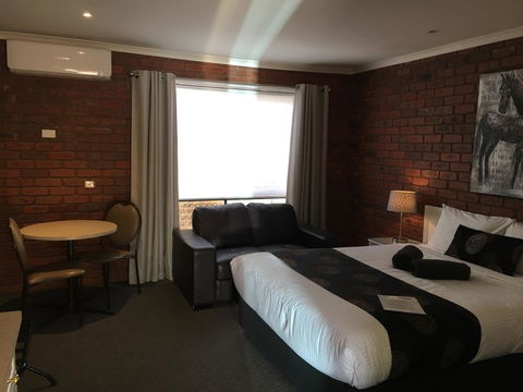 Melton Motor Inn And Apartments - ACT Tourism 0