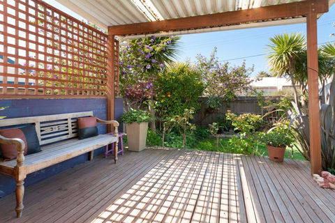 METRES TO THE BEACH - MORNINGTON - ACT Tourism 1