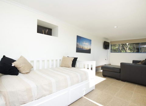 Mick's Apartment - Seal Rocks Beachfront - ACT Tourism 1