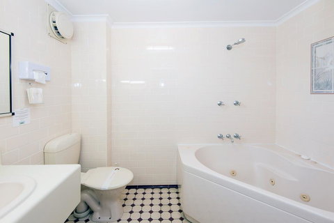 Mid City Motor Inn - ACT Tourism 1