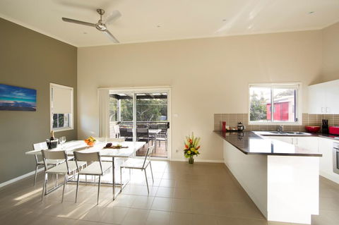 Middle Rock Holiday Resort - ACT Tourism 1