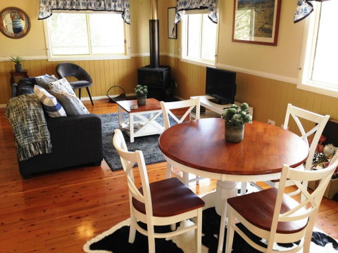 Milford Country Cottages - ACT Tourism 2