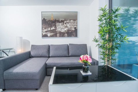 Minimalism Modern Apartment, Waterview, Parking, IGA - ACT Tourism 2