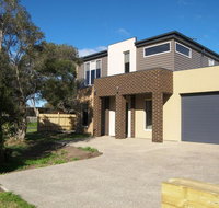 Modern Beachside 5 Bedrooms - ACT Tourism