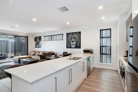 Modern Luxury At Christies Beach - ACT Tourism 0