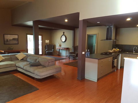 Montrose Barn House - ACT Tourism 2