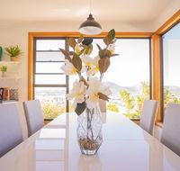Moonah House-10 mins to CBD  MONA 4BR 2 BATH great view park 3 cars sleep 11 king bed en-suite - ACT Tourism