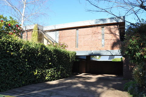 Mountain Gate Villa - ACT Tourism 0