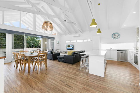Mudjimba Island Beach House - ACT Tourism 0