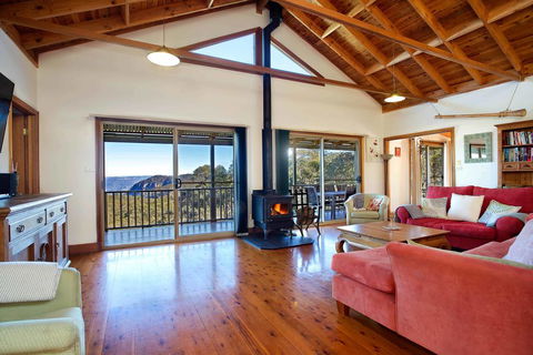 Narrow Neck Lodge - ACT Tourism 1