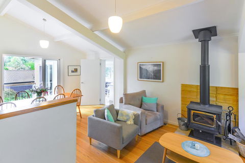 NATURE LOVERS DREAM // FIREPLACE //ACCESS TO HIKES - ACT Tourism 1