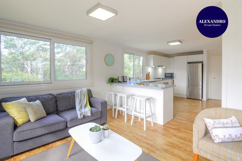 NATURE LOVERS DREAM // FIREPLACE //ACCESS TO HIKES - ACT Tourism 0