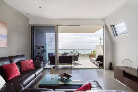 Nautilus 2 Luxury Retreat - Modern Beachfront Townhouse, WiFi, Water Views - ACT Tourism 1