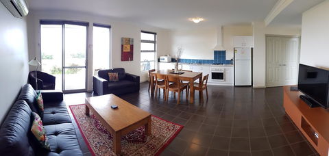 Cosy Corner Sea View Apartments - ACT Tourism 4