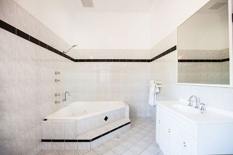 Captain Stirling Hotel - ACT Tourism 26