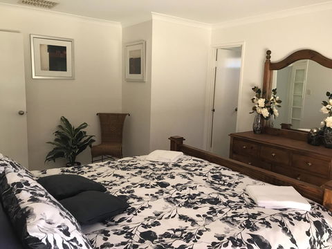 Blue Lake Family Retreat - ACT Tourism 0