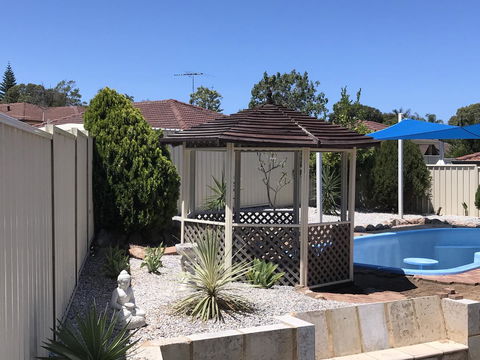 Blue Lake Family Retreat - ACT Tourism 5