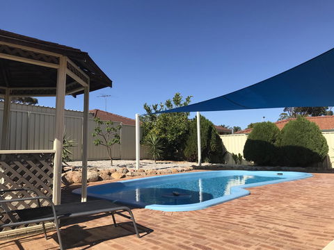 Blue Lake Family Retreat - ACT Tourism 4