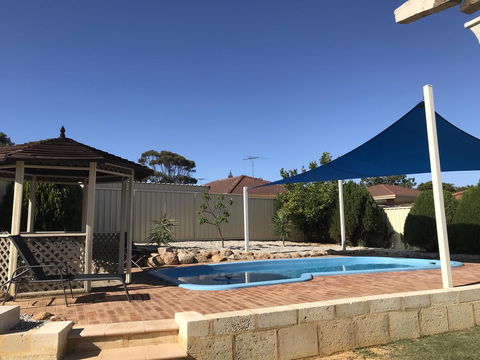 Blue Lake Family Retreat - ACT Tourism 3