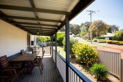 Yvonnes Rest Holiday Home - ACT Tourism 1