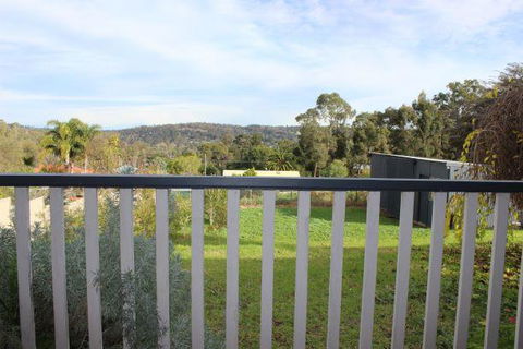 Yvonnes Rest Holiday Home - ACT Tourism 8