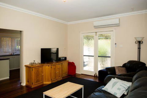 Yvonnes Rest Holiday Home - ACT Tourism 6