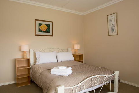 Yvonnes Rest Holiday Home - ACT Tourism 5