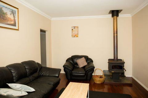 Yvonnes Rest Holiday Home - ACT Tourism 7