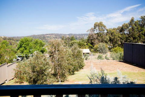 Yvonnes Rest Holiday Home - ACT Tourism 9