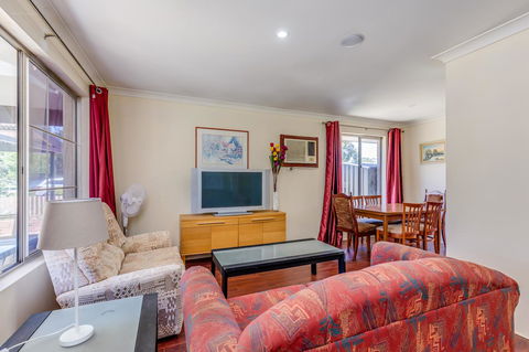 Brilliant, Neat, Convenient, Family-friendly House - ACT Tourism 0