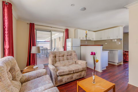 Brilliant, Neat, Convenient, Family-friendly House - ACT Tourism 7