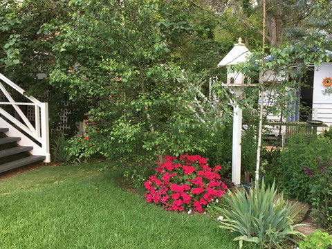 Applegate Lane Chalet - ACT Tourism 21