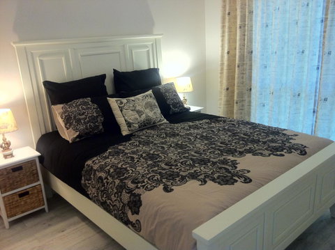 Applegate Lane Chalet - ACT Tourism 9