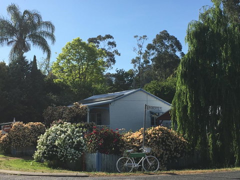 Applegate Lane Chalet - ACT Tourism 1