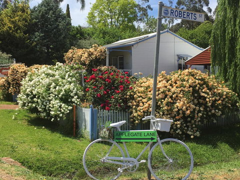 Applegate Lane Chalet - ACT Tourism 2